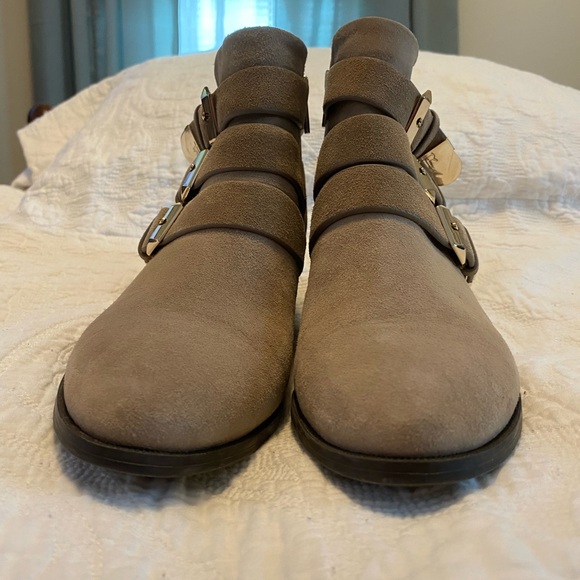 Taryn Rose Samantha Tan suede Ankle boots with gold tone buckles. SZ 8.5 - Picture 4 of 16